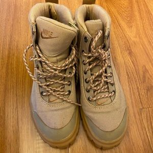 Nike Women’s Canvas Hiking Boots Size 8.5